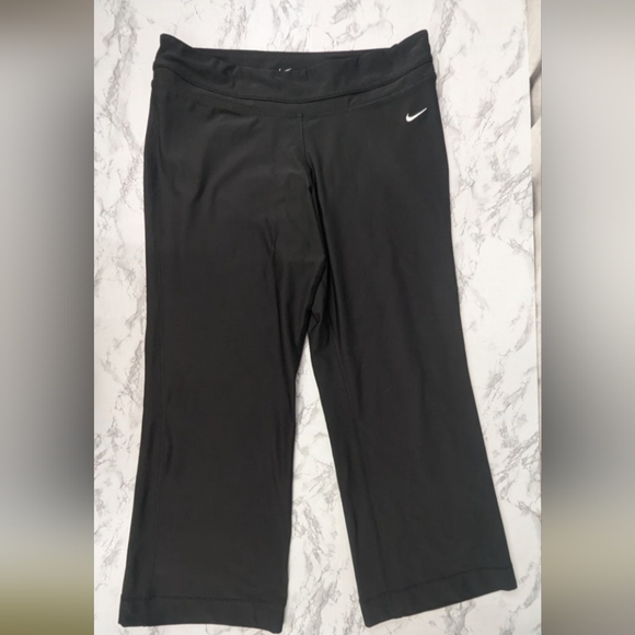 Nike Dri-Fit Size XL Wide Leg Black Capri Workout Leggings - Picture 1 of 12